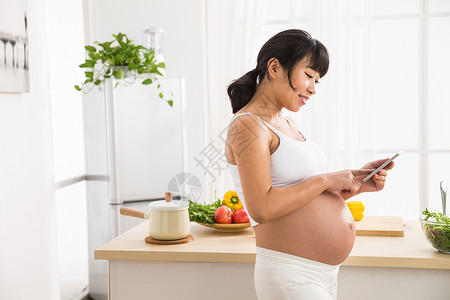 简单怀孕孕育孕妇看平板电脑图片
