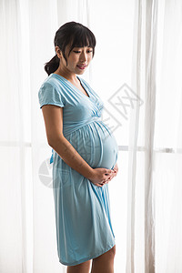 孕育东方人母亲幸福的孕妇图片