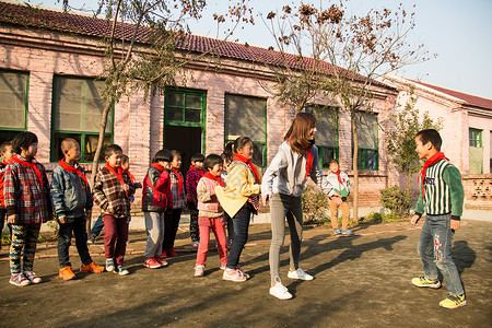 做个工程素材破旧的不看镜头表现积极乡村教师和小学生在学校里做游戏背景