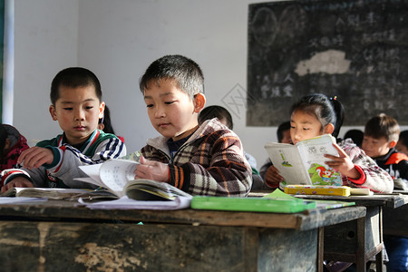 教科书读书仅儿童乡村小学里的小学生图片