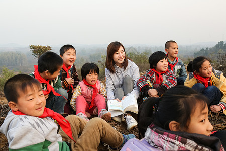 东亚小学男生少量人群乡村教师和小学生在户外学习图片