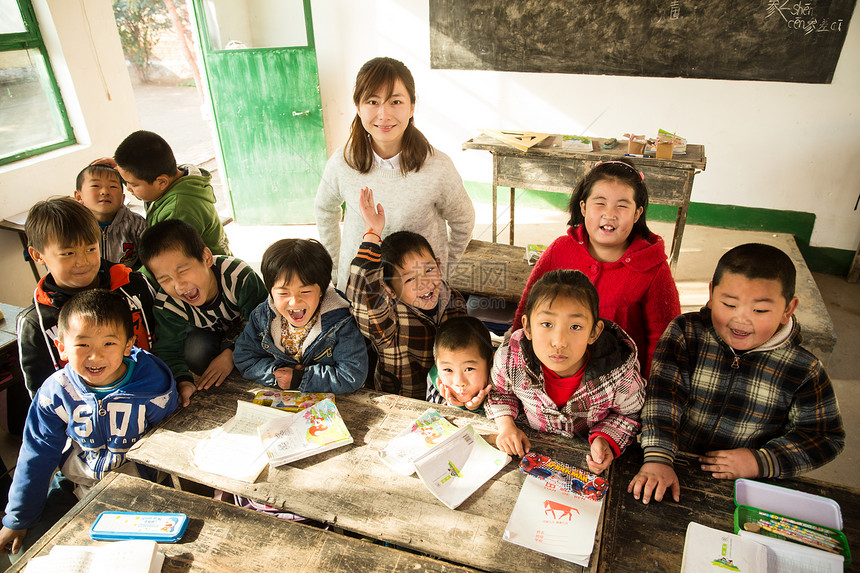 人白昼乡村女教师和小学生在教室里图片