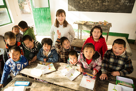 人白昼乡村女教师和小学生在教室里图片