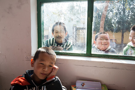 乡村小学里的小学生图片