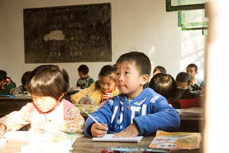 乡村小学里的小学生图片