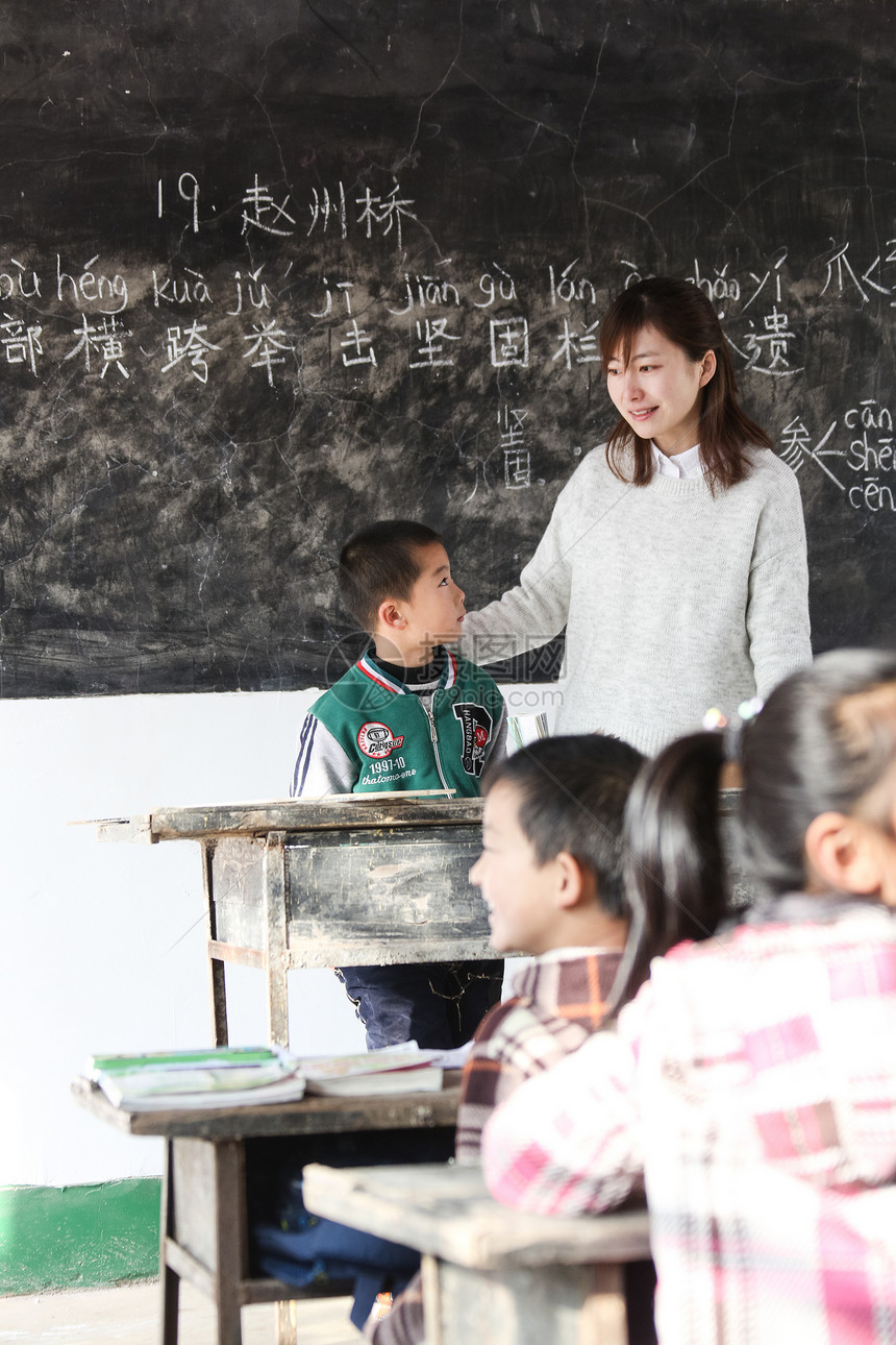 乡村女教师和小学生在教室里图片