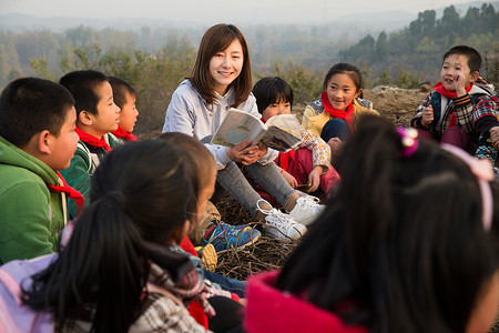 乡村教师和小学生在户外学习图片