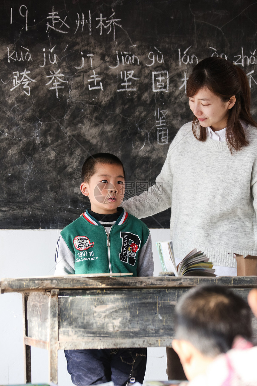 农村乡村女教师和小学生在教室里图片