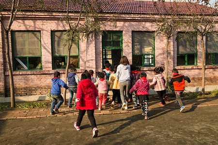 乡村教师和小学生在学校里图片