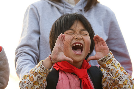 乡村教师和小学生在户外学习图片