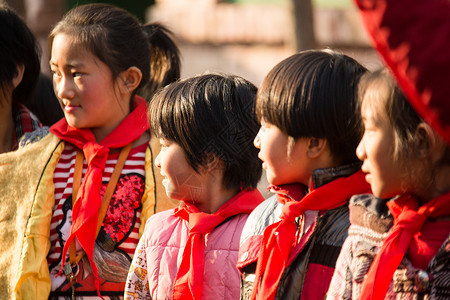 乡村小学生在学校图片