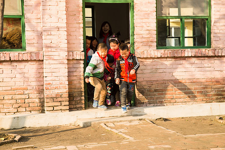 玩耍团队活力乡村教师和小学生在学校里图片