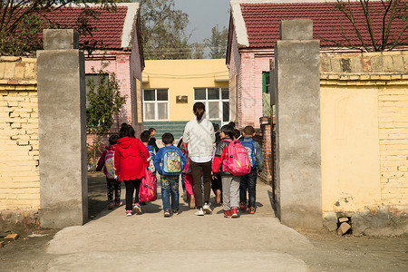 站在门口学校幸福农村乡村女教师和学生在户外背景