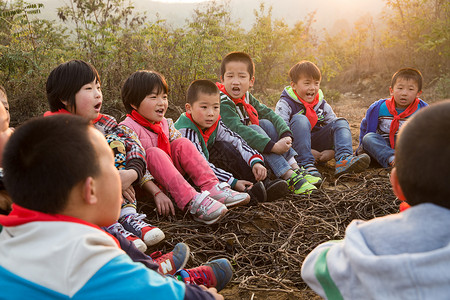 东亚满意快乐欢乐的乡村小学生高清图片