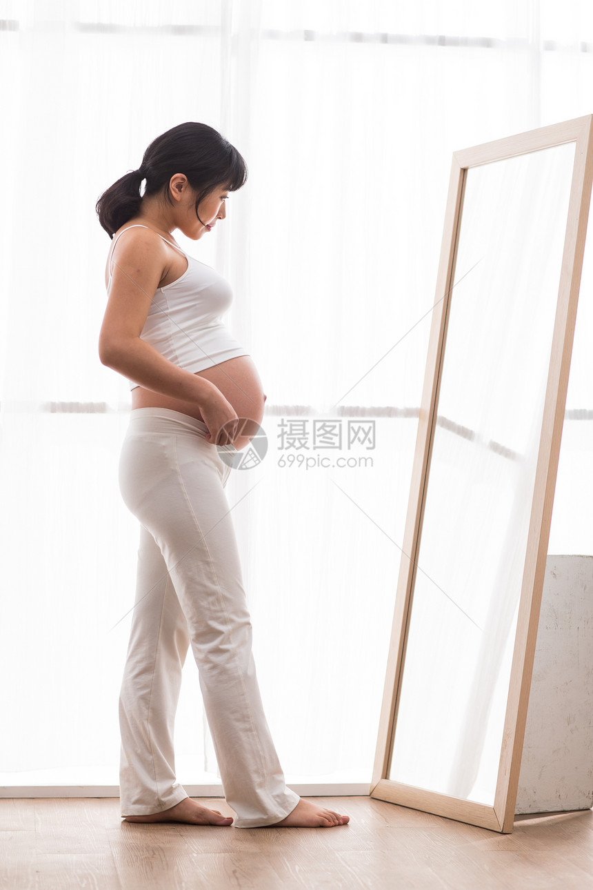 享乐内衣满意孕妇照镜子图片
