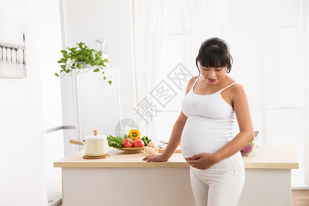 向下看素材营养休闲装向下看幸福的孕妇背景