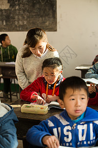 少量人群男孩上课乡村女教师和小学生在教室里图片