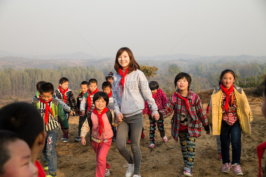 艰苦小学男生动作乡村女教师和学生在玩耍图片