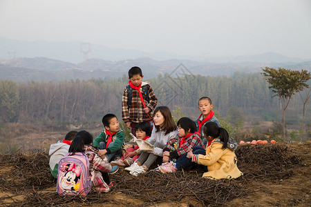 男生儿童青年女人乡村教师和小学生在户外学习图片