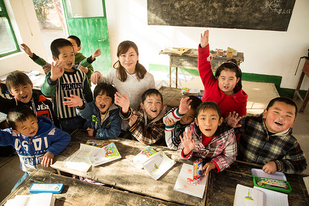 表现积极彩色图片指导教师乡村女教师和小学生在教室里图片