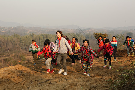 大量人群女孩责任乡村女教师和学生在玩耍图片