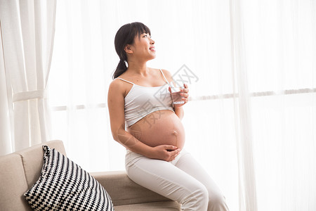 户内新生活休闲幸福的孕妇图片