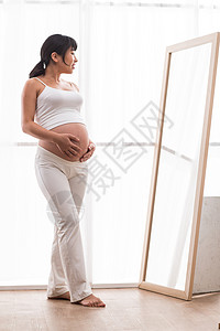 青年人女人孕育孕妇照镜子图片