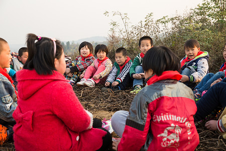 自信孩子儿童乐趣智慧欢乐的乡村小学生背景