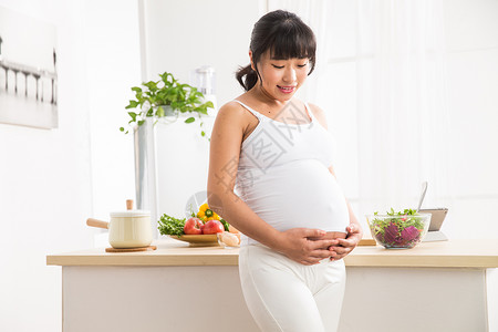 休闲装水平构图健康食物幸福的孕妇图片