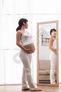 身体关注期待孕妇照镜子图片