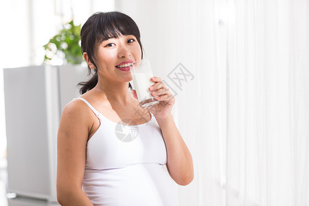 生长女人站着孕妇喝牛奶图片