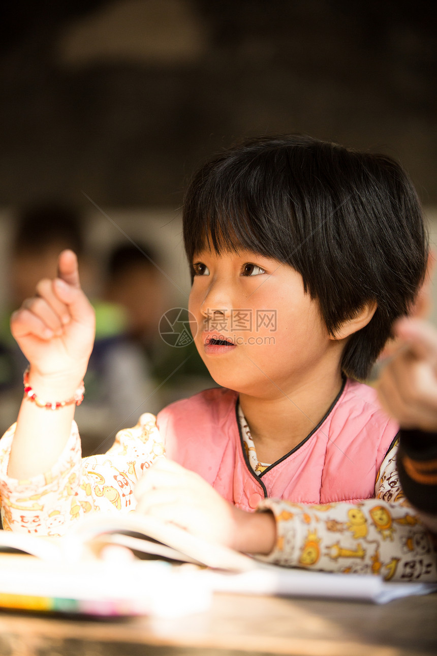 乐观学习书乡村小学里的小学女生图片