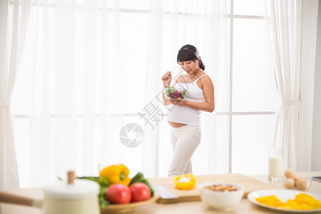 孕育简单满意孕妇吃蔬菜沙拉图片