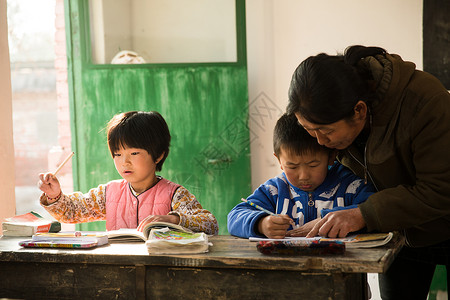 学校亚洲人欢乐乡村女教师和小学生在教室里图片