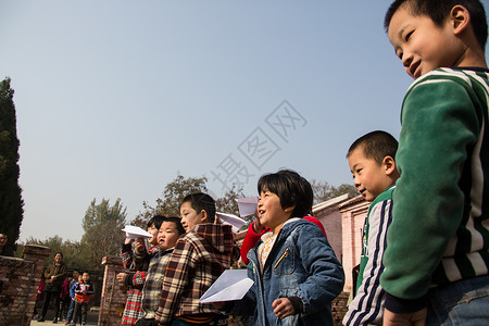 亚洲扔东亚乡村小学生在学校放纸飞机图片