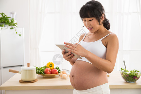 网络20多岁身体关注孕妇看平板电脑图片
