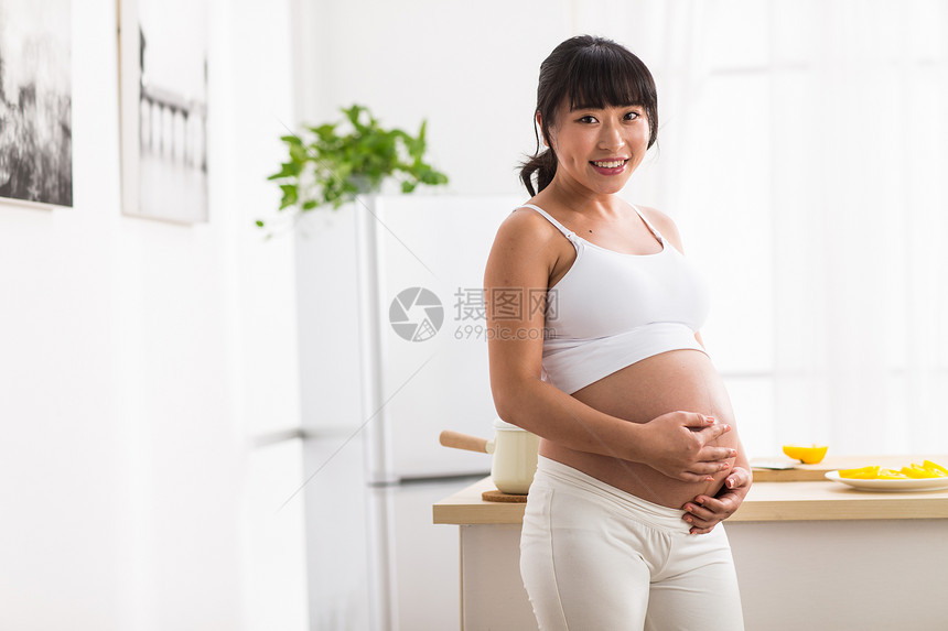 简单渴望健康食物幸福的孕妇图片