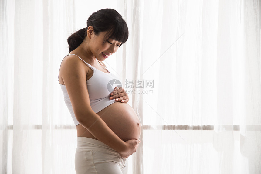 观察满意亚洲幸福的孕妇图片