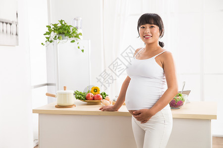 女人仅女人厨房幸福的孕妇图片