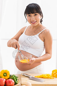 亚洲20多岁满意孕妇做饭图片