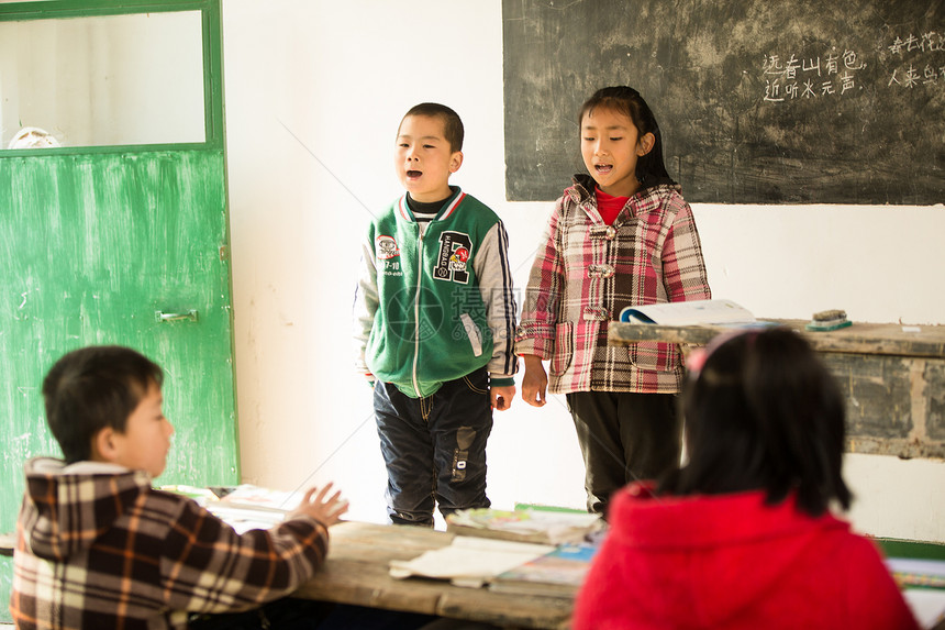 白昼农村智慧乡村小学里的小学生图片