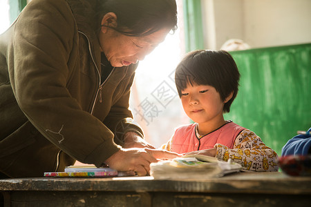 智慧女孩待遇乡村女教师和小学生在教室里图片