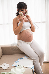怀孕新妈妈渴望东方人骄傲幸福的孕妇背景