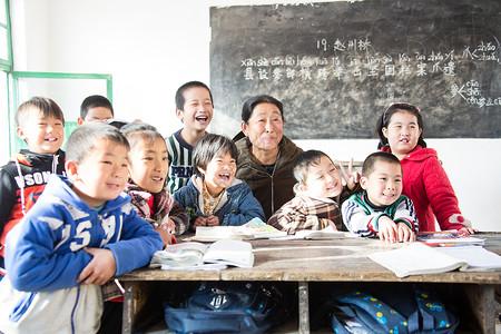 艰苦小学男生贫穷乡村女教师和小学生在教室里图片