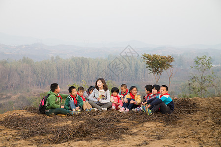 亚洲人学龄儿童6岁到7岁乡村教师和小学生在户外学习图片
