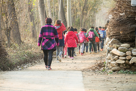 中老年人人儿童乡村女教师和学生户外活动背景图片