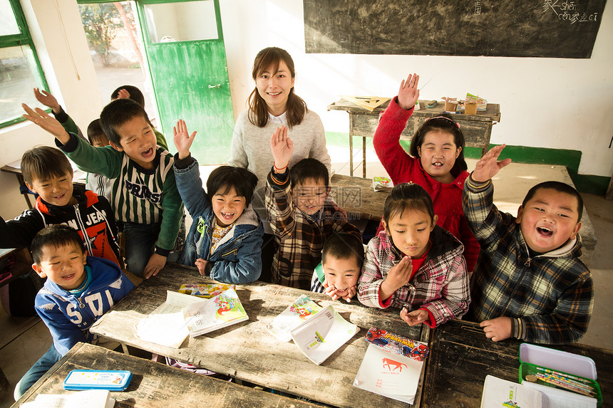 彩色图片关爱愉悦乡村女教师和小学生在教室里图片