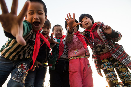 五个人表现积极知识欢乐的乡村小学生图片