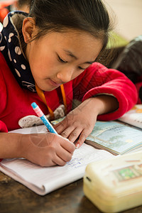 书垂直构图待遇乡村小学里的小学女生高清图片