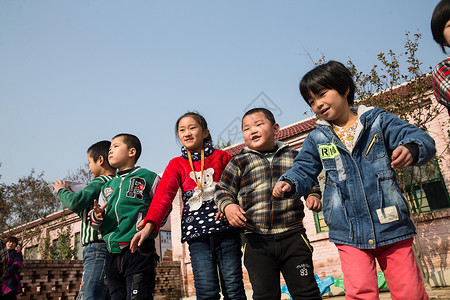 希望小学教育建筑信心乡村小学生在学校放纸飞机图片